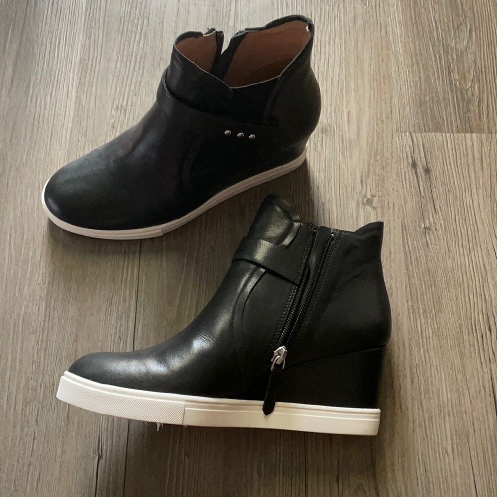 Women’s booties size 7